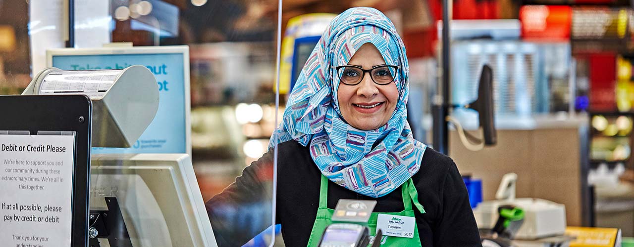 Une caissière de Sobeys à sa caisse.e