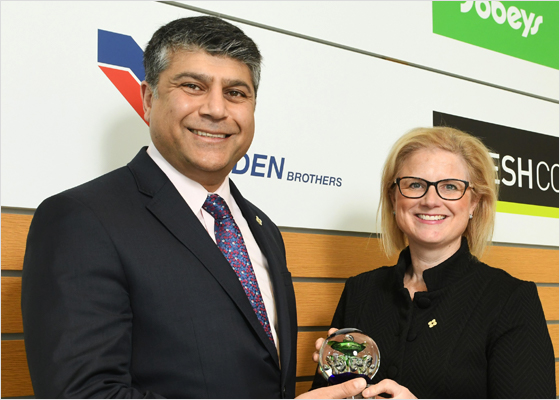 Vivek Sood et Heather Deblois qui reçoivent un prix pour leur leadership inclusif.