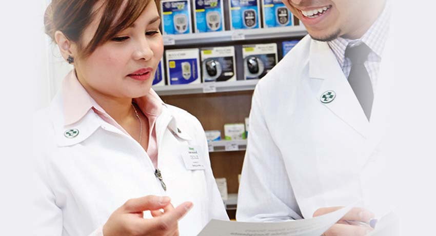 Des pharmaciens discutent en regardant un document.