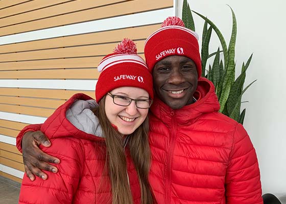 Deux employés de Safeway au siège social de Sobeys.