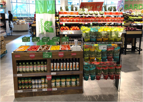 Un présentoir de tomates en vrac dans un magasin.