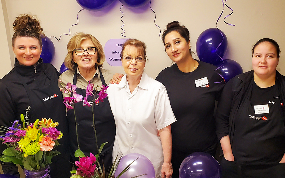 Des employées de Safeway célèbrent la Journée internationale des femmes.